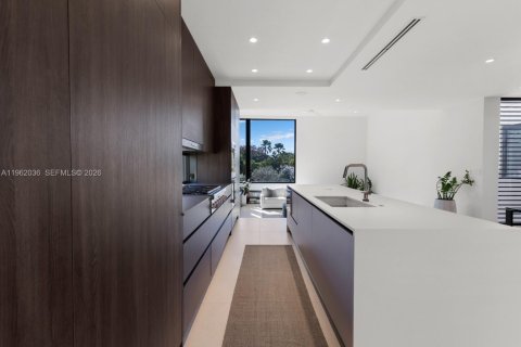 House in Miami Beach, Florida 5 bedrooms № 2026277 - photo 12
