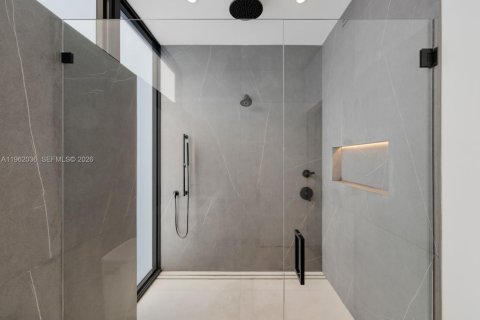 House in Miami Beach, Florida 5 bedrooms № 2026277 - photo 19