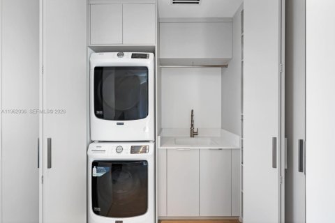 House in Miami Beach, Florida 5 bedrooms № 2026277 - photo 22