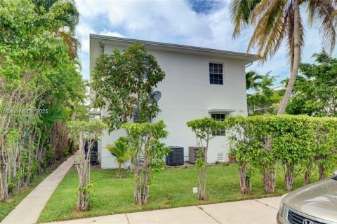 Casa en alquiler en Miami Beach, Florida, 2 dormitorios, 120.77 m2 № 1925836 - foto 16