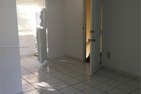 Casa en alquiler en Miami Beach, Florida, 2 dormitorios, 120.77 m2 № 1925836 - foto 20