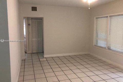 Casa en alquiler en Miami Beach, Florida, 2 dormitorios, 120.77 m2 № 1925836 - foto 2