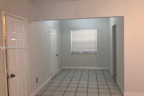 Casa en alquiler en Miami Beach, Florida, 2 dormitorios, 120.77 m2 № 1925836 - foto 1