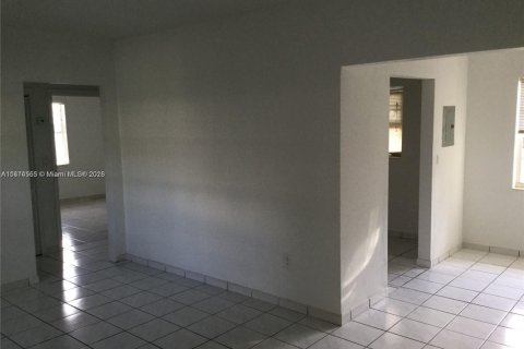 Casa en alquiler en Miami Beach, Florida, 2 dormitorios, 120.77 m2 № 1925836 - foto 18