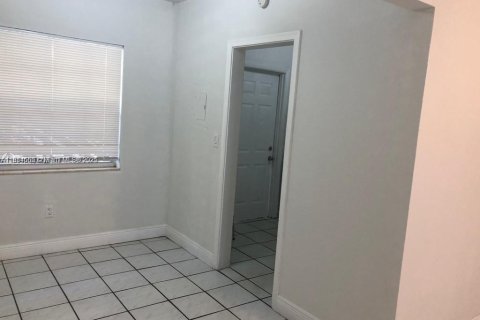 Casa en alquiler en Miami Beach, Florida, 2 dormitorios, 120.77 m2 № 1925836 - foto 3