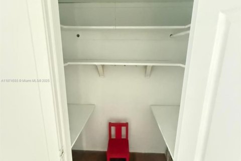 House in Miami Beach, Florida 2 bedrooms, 120.77 sq.m. № 1925836 - photo 25