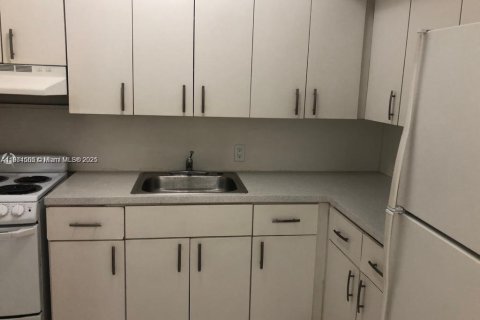 Casa en alquiler en Miami Beach, Florida, 2 dormitorios, 120.77 m2 № 1925836 - foto 9