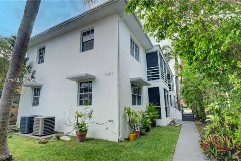 Casa en alquiler en Miami Beach, Florida, 2 dormitorios, 120.77 m2 № 1925836 - foto 15