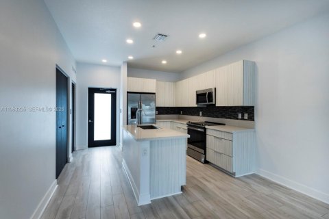 Condo in Doral, Florida, 3 bedrooms  № 2019745 - photo 10