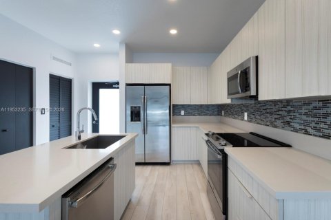 Condo in Doral, Florida, 3 bedrooms  № 2019745 - photo 11