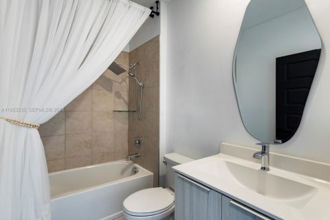 Condo in Doral, Florida, 3 bedrooms  № 2019745 - photo 13