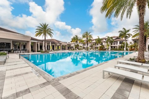 Condo in Doral, Florida, 3 bedrooms  № 2019745 - photo 25