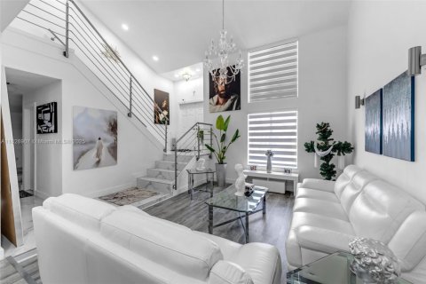 House in Miami, Florida 4 bedrooms, 248.61 sq.m. № 1798737 - photo 8