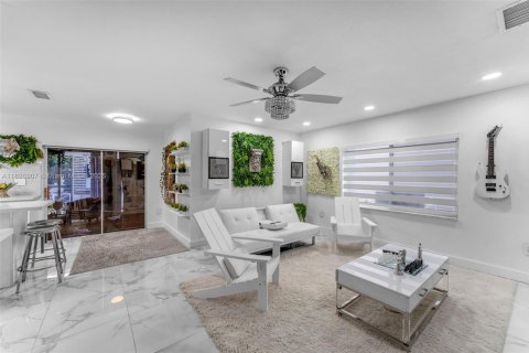 House in Miami, Florida 4 bedrooms, 248.61 sq.m. № 1798737 - photo 14