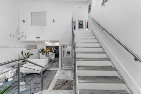 House in Miami, Florida 4 bedrooms, 248.61 sq.m. № 1798737 - photo 5