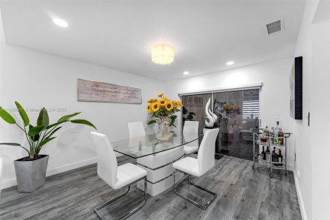 House in Miami, Florida 4 bedrooms, 248.61 sq.m. № 1798737 - photo 7
