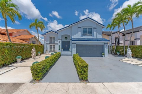 House in Miami, Florida 4 bedrooms, 248.61 sq.m. № 1798737 - photo 3