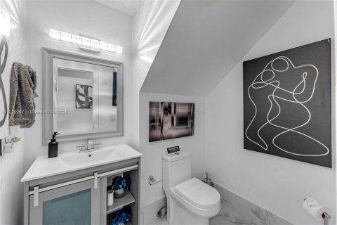 House in Miami, Florida 4 bedrooms, 248.61 sq.m. № 1798737 - photo 16