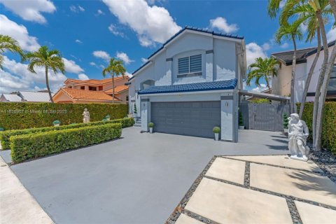 House in Miami, Florida 4 bedrooms, 248.61 sq.m. № 1798737 - photo 4