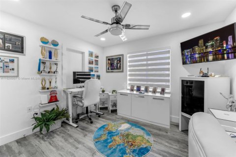 House in Miami, Florida 4 bedrooms, 248.61 sq.m. № 1798737 - photo 29