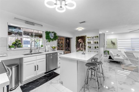 House in Miami, Florida 4 bedrooms, 248.61 sq.m. № 1798737 - photo 9