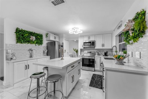 House in Miami, Florida 4 bedrooms, 248.61 sq.m. № 1798737 - photo 11
