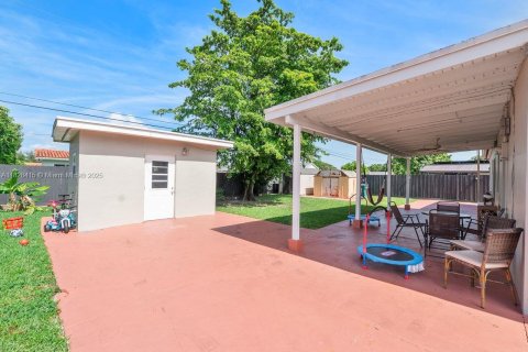 Casa en venta en Miami, Florida, 3 dormitorios, 117.89 m2 № 1813830 - foto 17