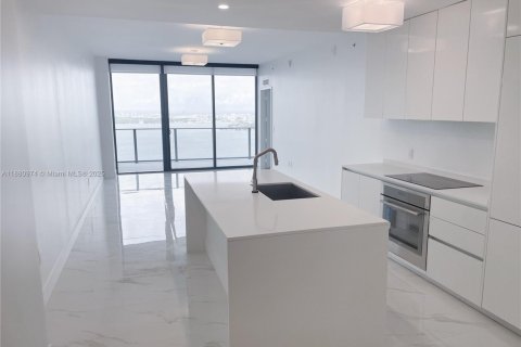 Снять в аренду кондоминиум в Майами, Флорида 1 спальня, 98.48м2, № 1929549 - фото 1