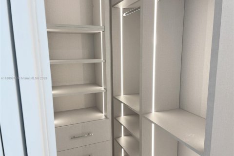 Снять в аренду кондоминиум в Майами, Флорида 1 спальня, 98.48м2, № 1929549 - фото 16