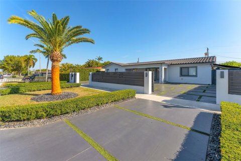 Villa ou maison à vendre à Miami, Floride: 4 chambres, 186.18 m2 № 1994241 - photo 3