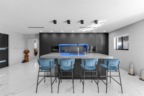Villa ou maison à vendre à Miami, Floride: 4 chambres, 186.18 m2 № 1994241 - photo 11
