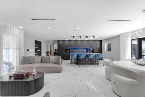 Villa ou maison à vendre à Miami, Floride: 4 chambres, 186.18 m2 № 1994241 - photo 13