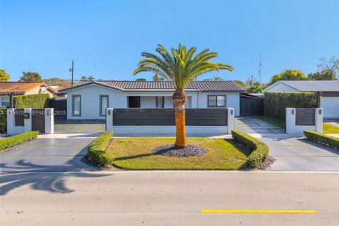 Villa ou maison à vendre à Miami, Floride: 4 chambres, 186.18 m2 № 1994241 - photo 1