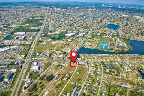 Commercial property in Cape Coral, Florida № 1987253 - photo 4