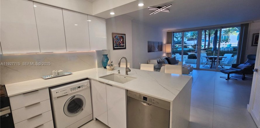 Кондоминиум с 1 спальней в Холливуд, Флорида № 1987885