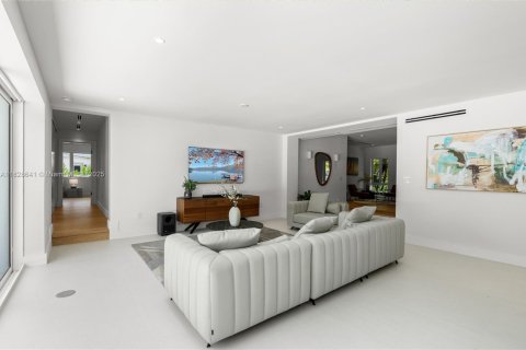 House in Miami Shores, Florida 4 bedrooms, 263.1 sq.m. № 1817060 - photo 6