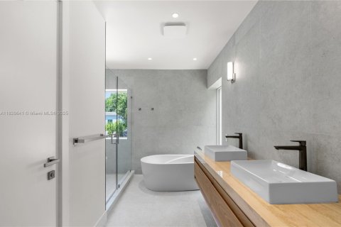House in Miami Shores, Florida 4 bedrooms, 263.1 sq.m. № 1817060 - photo 28