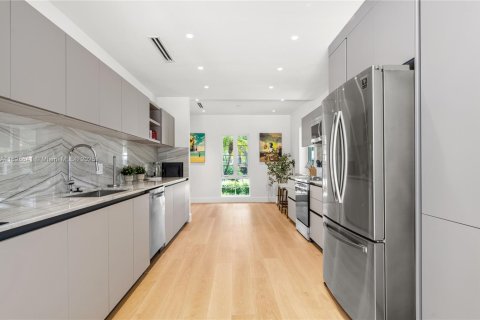 House in Miami Shores, Florida 4 bedrooms, 263.1 sq.m. № 1817060 - photo 15