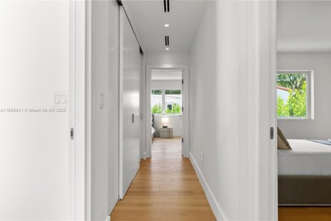 House in Miami Shores, Florida 4 bedrooms, 263.1 sq.m. № 1817060 - photo 23