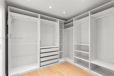 House in Miami Shores, Florida 4 bedrooms, 263.1 sq.m. № 1817060 - photo 27