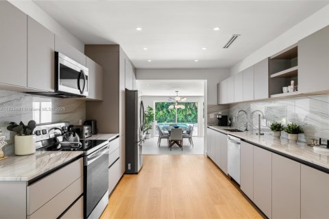 House in Miami Shores, Florida 4 bedrooms, 263.1 sq.m. № 1817060 - photo 17