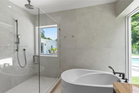 House in Miami Shores, Florida 4 bedrooms, 263.1 sq.m. № 1817060 - photo 29