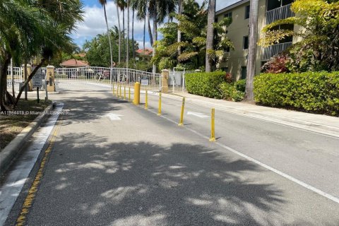 Condo in Hollywood, Florida, 1 bedroom  № 1930473 - photo 2