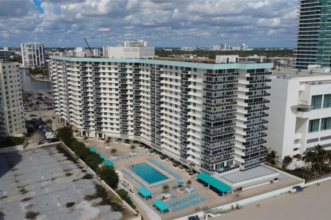 Condominio en alquiler en Hollywood, Florida, 2 dormitorios, 94.57 m2 № 1920508 - foto 2