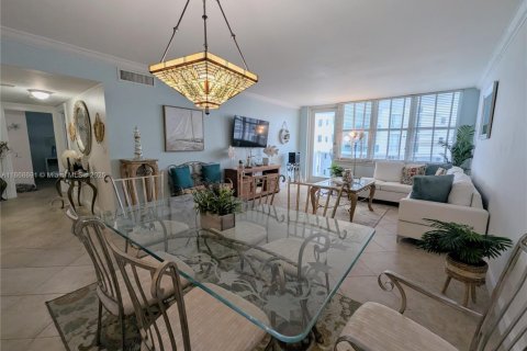 Condominio en alquiler en Hollywood, Florida, 2 dormitorios, 94.57 m2 № 1920508 - foto 9