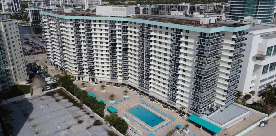 Condominio en Hollywood, Florida, 2 dormitorios  № 1920508