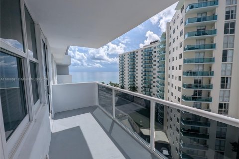 Condominio en alquiler en Hollywood, Florida, 2 dormitorios, 94.57 m2 № 1920508 - foto 12