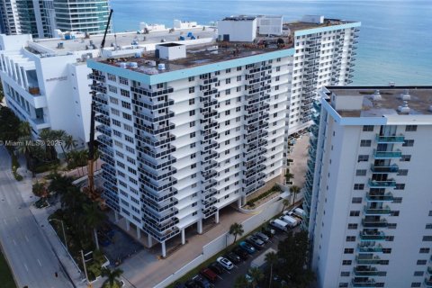 Condominio en alquiler en Hollywood, Florida, 2 dormitorios, 94.57 m2 № 1920508 - foto 3