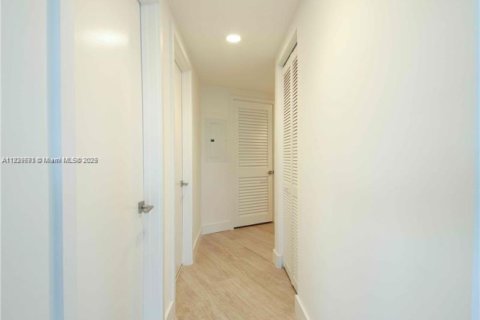Condo in Miami, Florida, 2 bedrooms  № 1804401 - photo 10