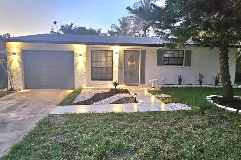 House in Margate, Florida 3 bedrooms, 116.96 sq.m. № 1179430 - photo 1